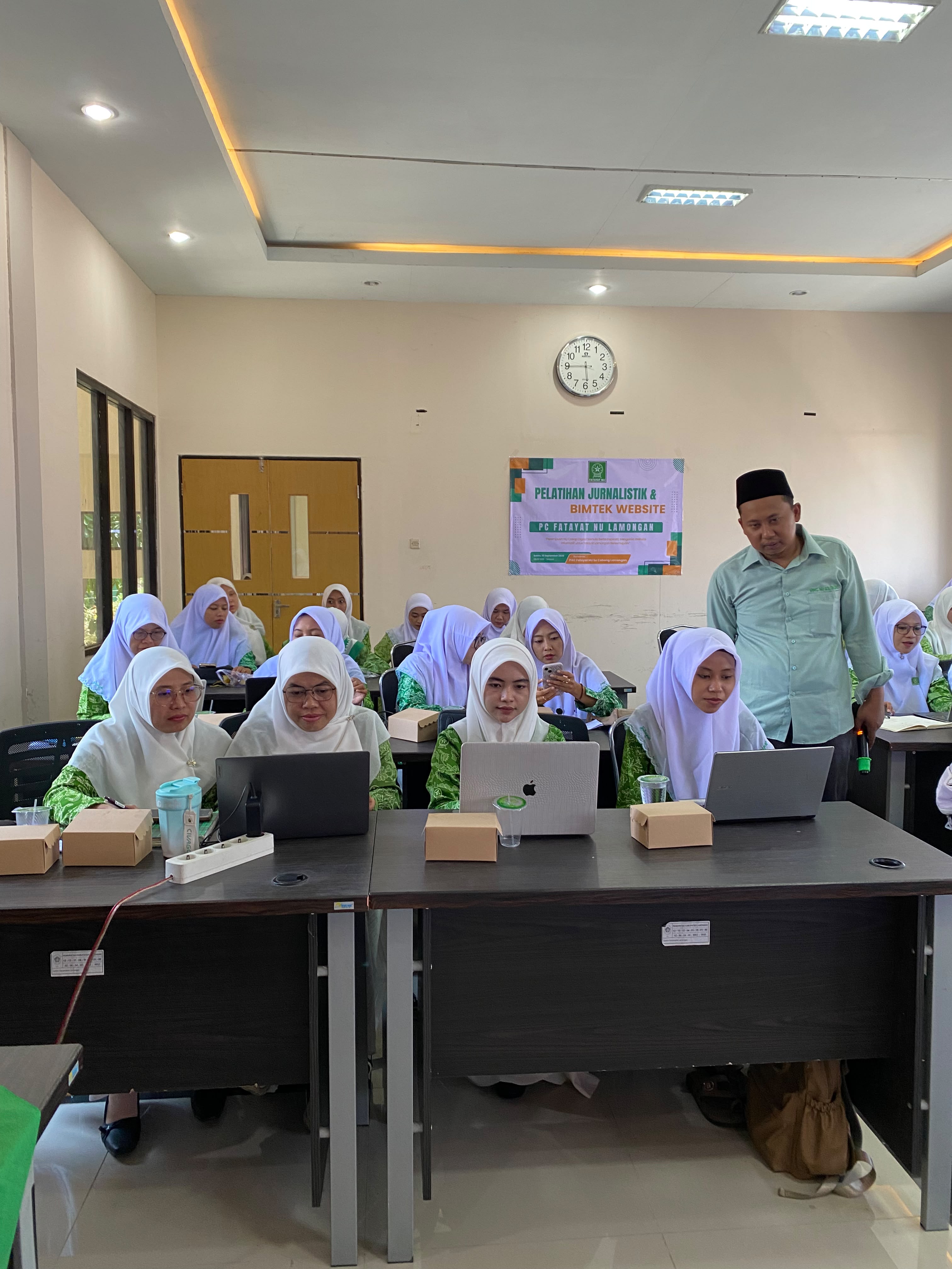 Pelatihan Jurnalistik dan Bimtek Website Bersama PC Fatayat NU Lamongan Untuk Menambah Wawasan Anggota Litbang PAC 